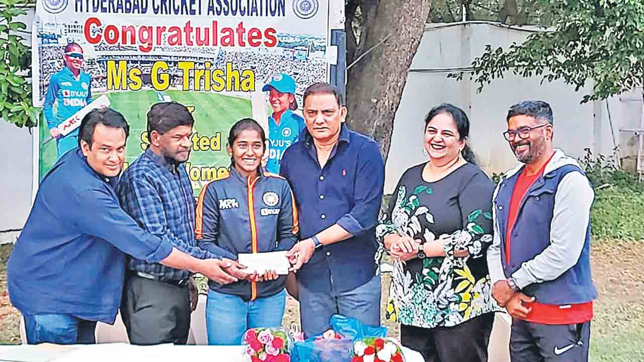 క్రికెటర్‌ త్రిషకు సన్మానం