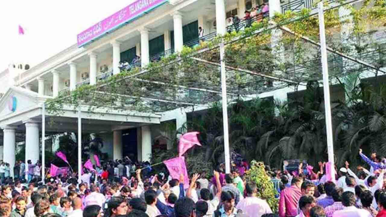 Munugode by poll results | తెలంగాణ భ‌వ‌న్‌లో టీఆర్ఎస్ శ్రేణుల సంబురాలు