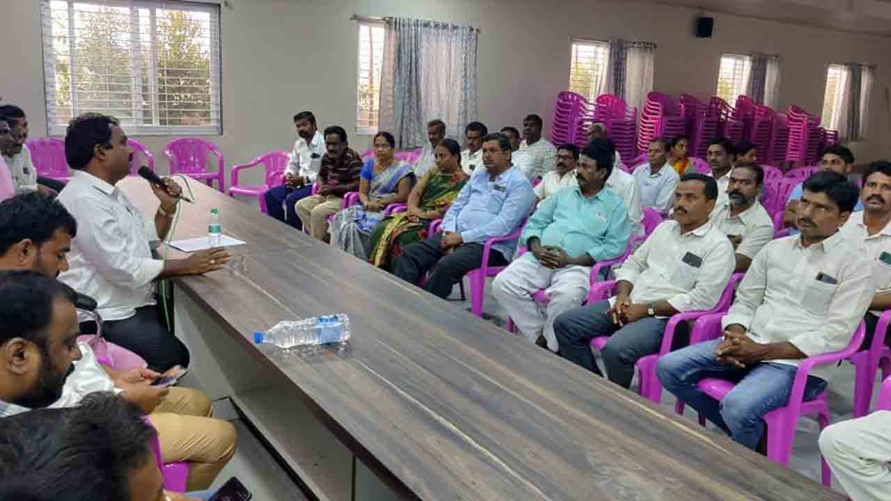 పథకాలపై ప్రజలకు వివరించాలి