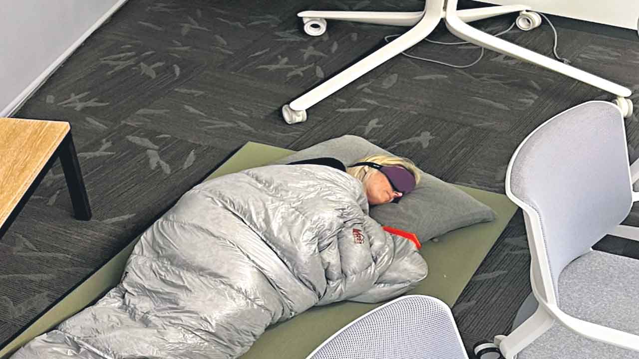 ట్విట్టర్‌లో సగం మంది ఇంటికే