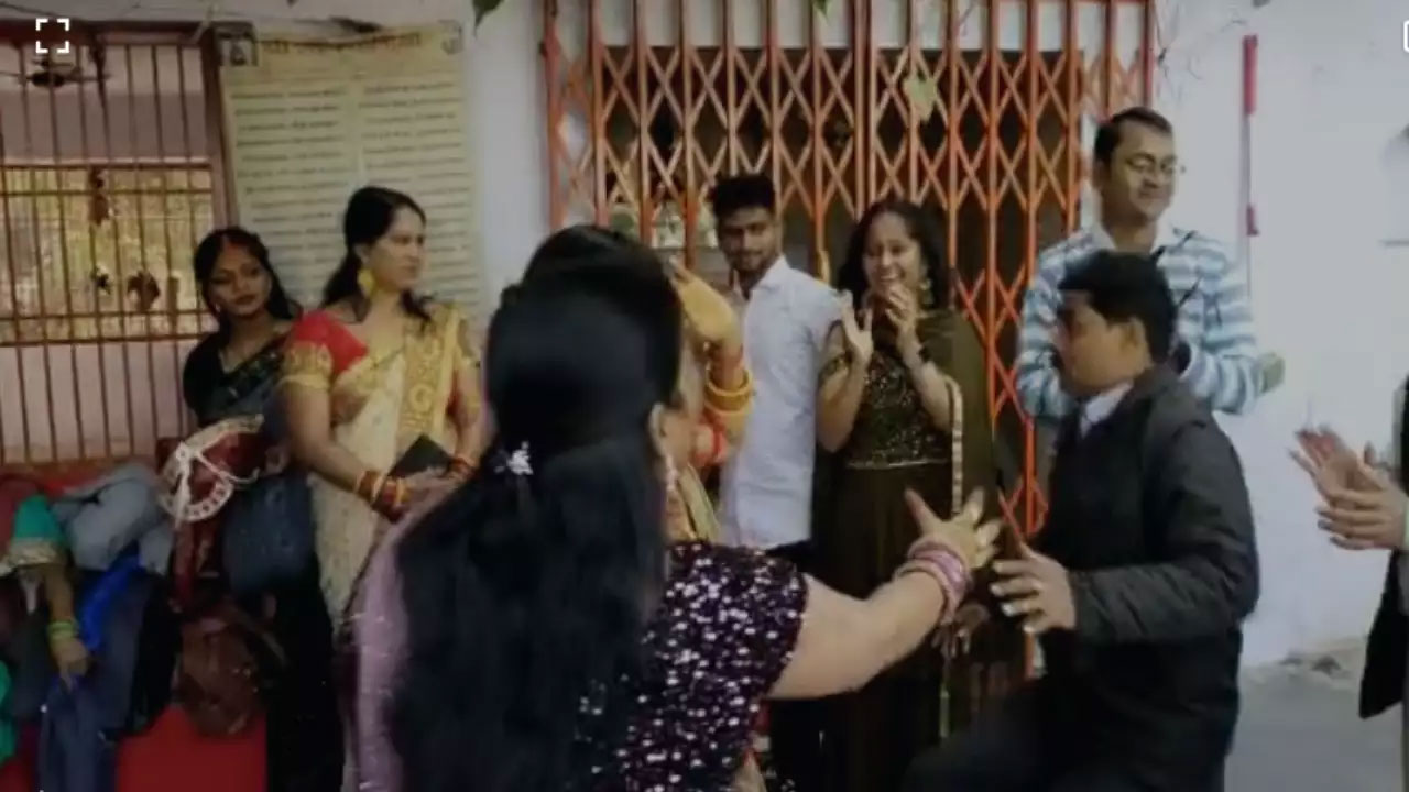 పెండ్లి వేడుక‌లో డ్యాన్స్ చేస్తూ కుప్ప‌కూలిన వ్య‌క్తి