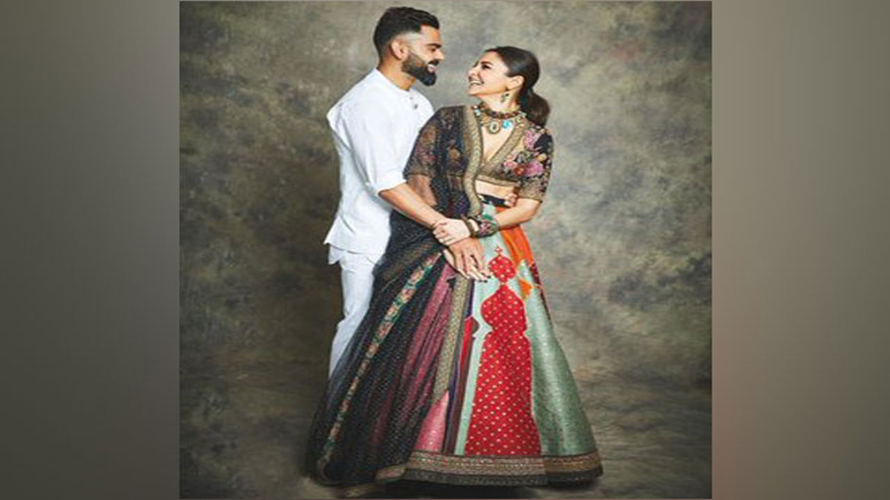 కోహ్లీ ఫ‌న్నీ పిక్స్ షేర్ చేసిన అనుష్కా