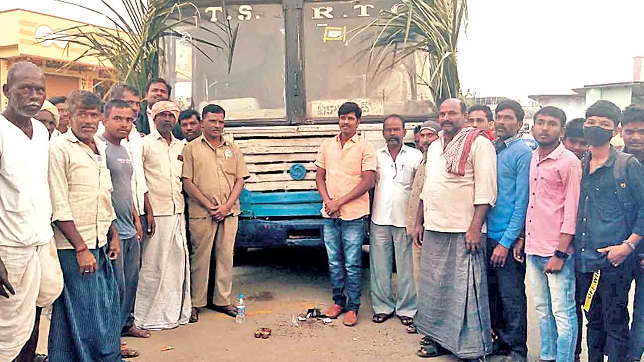 విద్యార్థుల సౌకర్యార్ధం బస్సు ఏర్పాటు