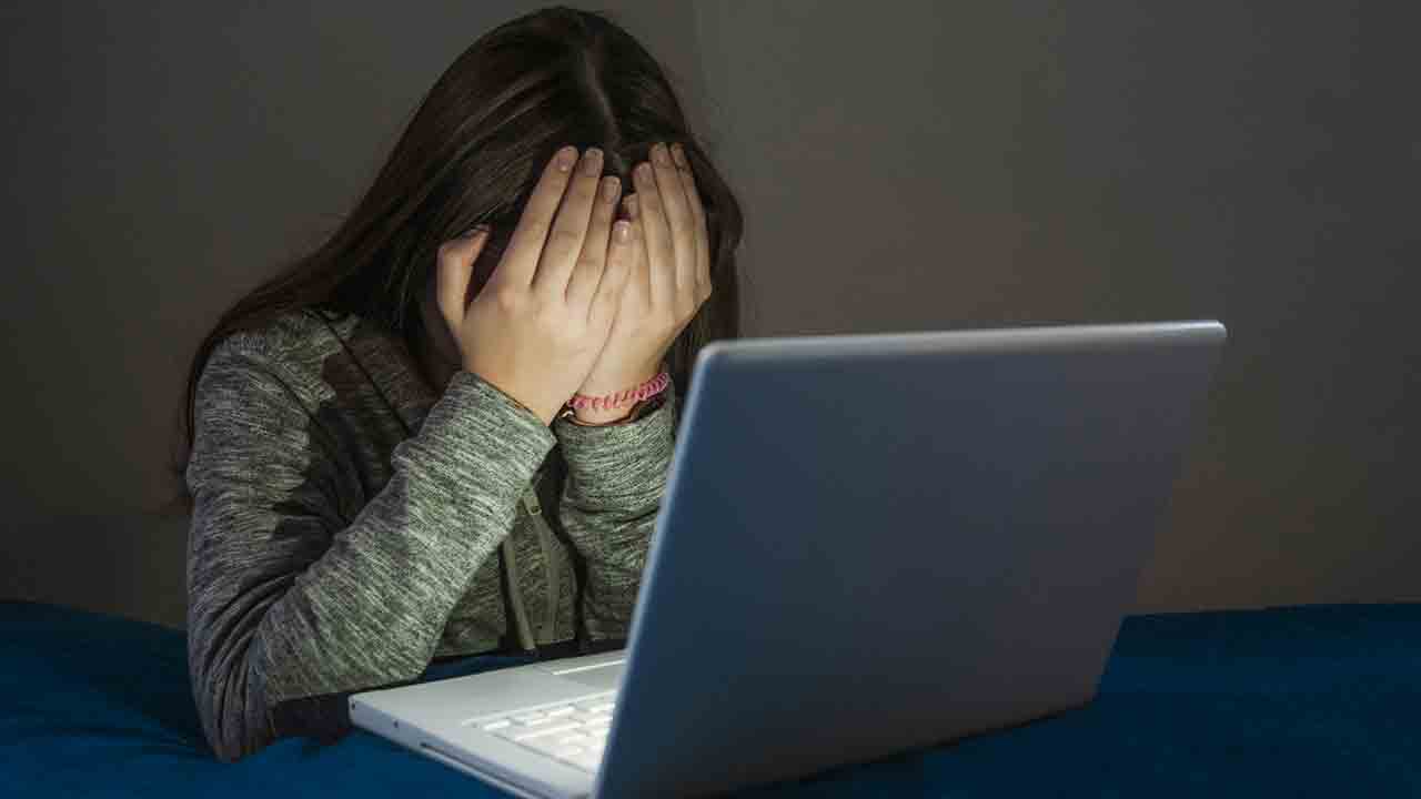 అమ్మాయిలు ఆన్‌లైన్‌లో ఎలా మోసపోతున్నారు? వాటి నుంచి ఎలా బయటపడాలి?