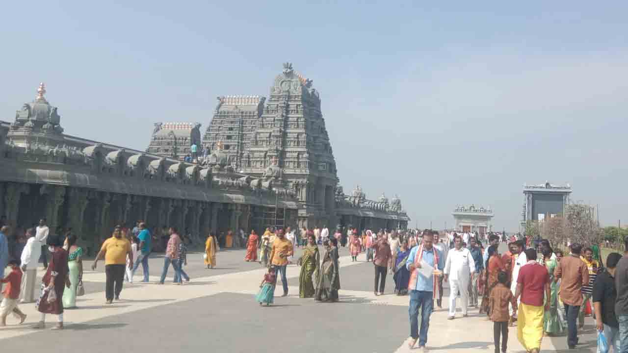 యాదాద్రిలో కొనసాగుతున్న భక్తుల రద్దీ..