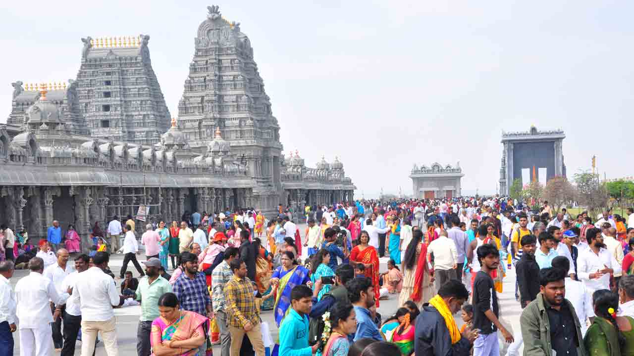 యాదాద్రిలో భక్తుల కోలాహలం..