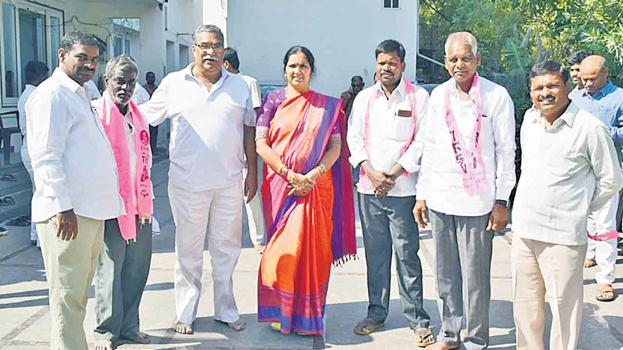 టీఆర్‌ఎస్‌లో కాంగ్రెస్‌ నేతల చేరిక