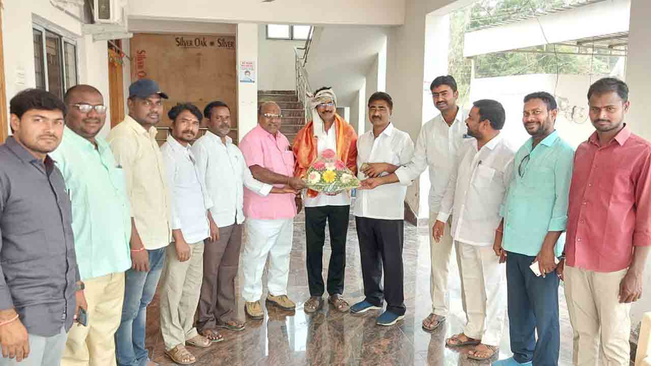 రైతు సంఘం అధ్యక్షుడికి సన్మానం