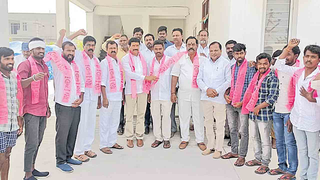 టీఆర్‌ఎస్‌లోకి కాంగ్రెస్‌ నాయకులు