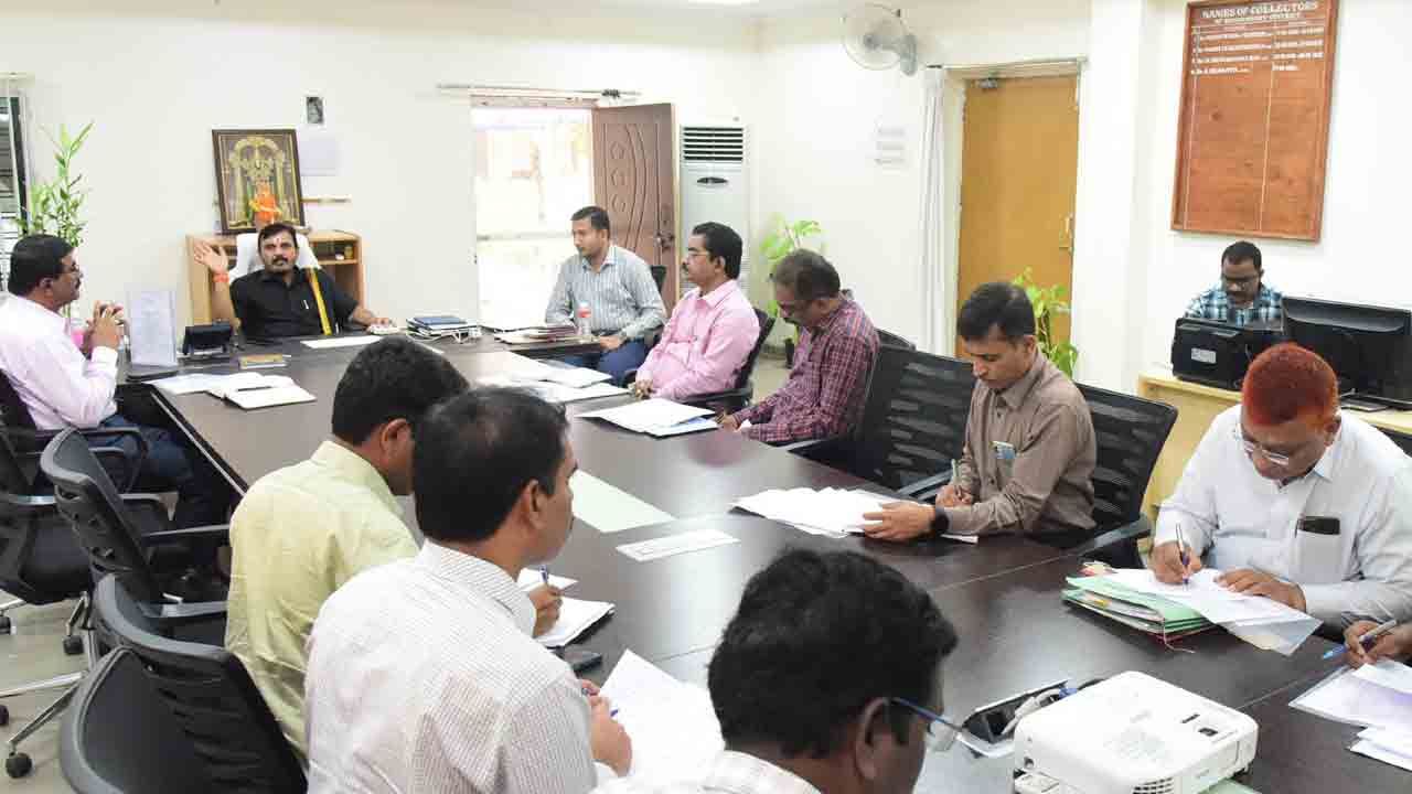 అభివృద్ధి పనుల్లో వేగం పెంచాలి