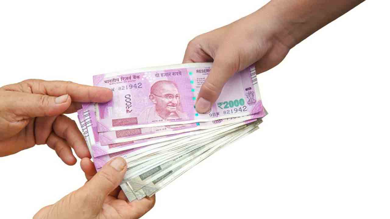 వేతనాలు సకాలంలో చెల్లించాలి