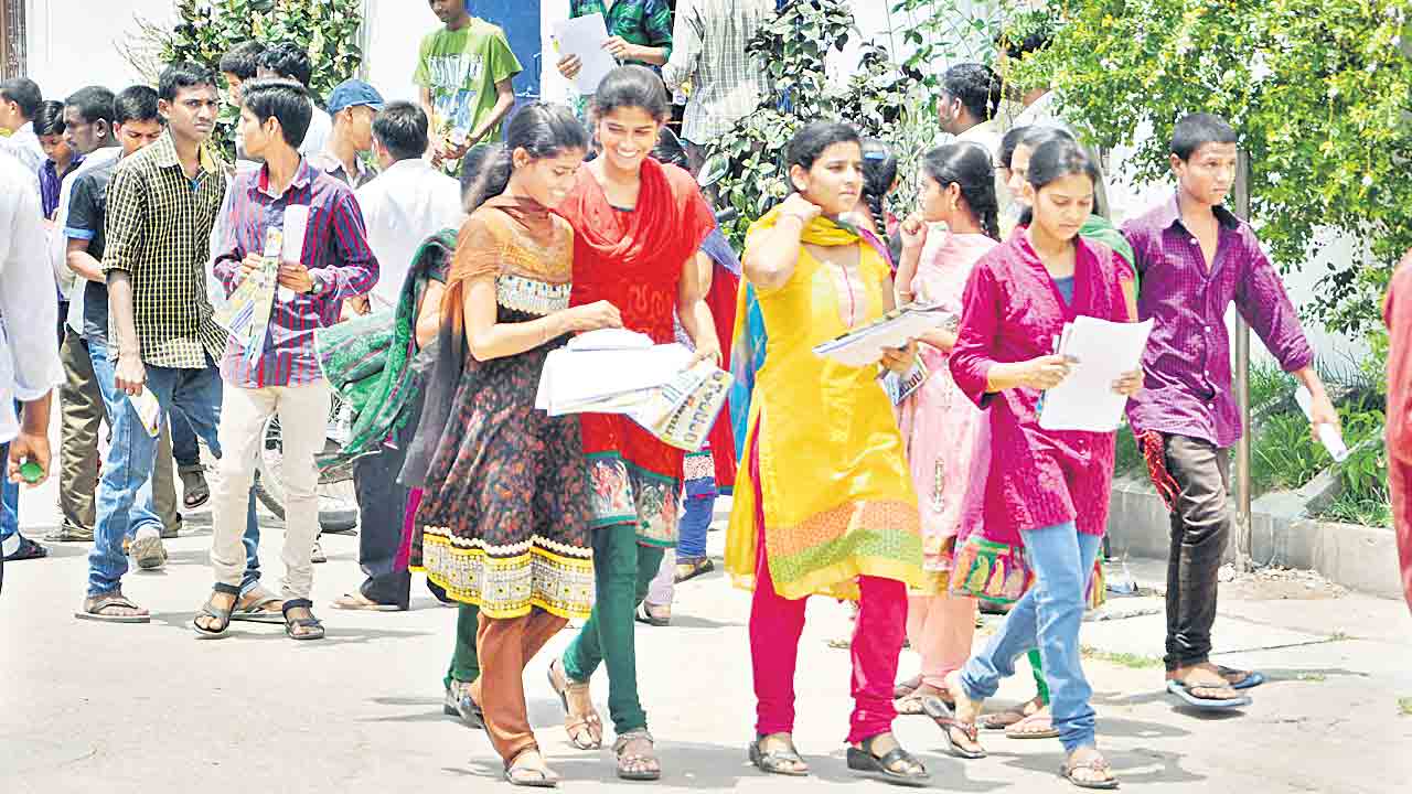 డిగ్రీలో సగం సీట్లు ఖాళీ