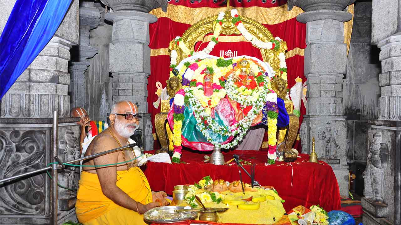 స్వయంభువులకు వైభవంగా నిత్యారాధనలు