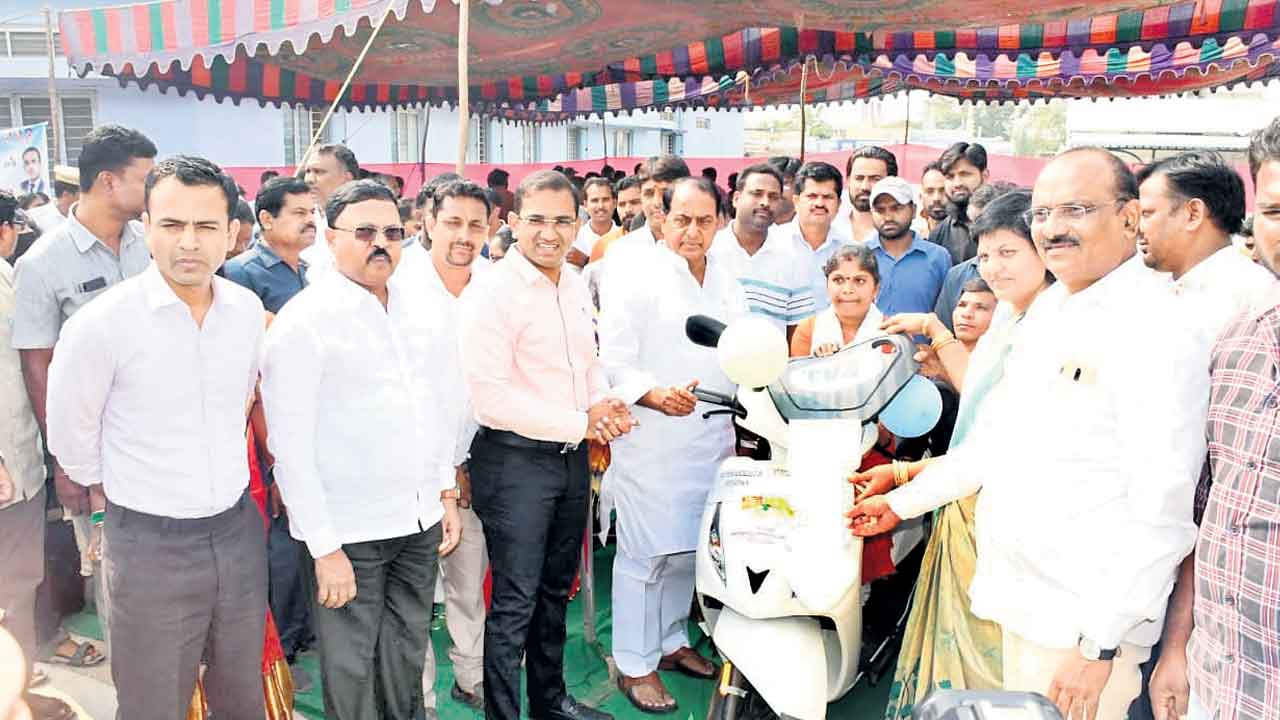 దివ్యాంగులకు చేయూత