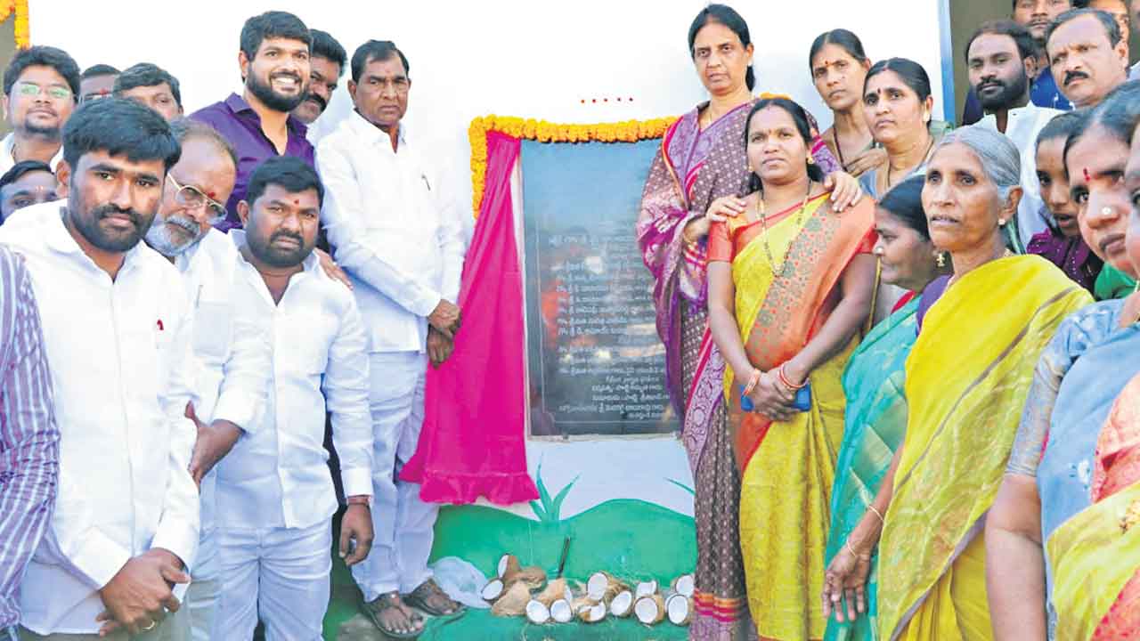 పాఠశాలలను దత్తత తీసుకోండి