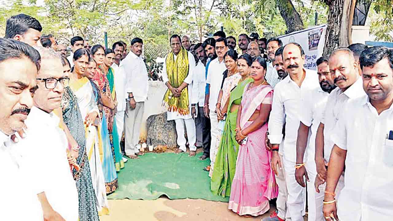 విద్య, వైద్యానికే ప్రభుత్వం ప్రాధాన్యత