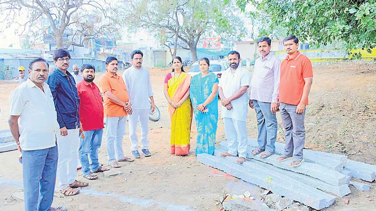 త్వరలో దుకాణ సముదాయం నిర్మాణం