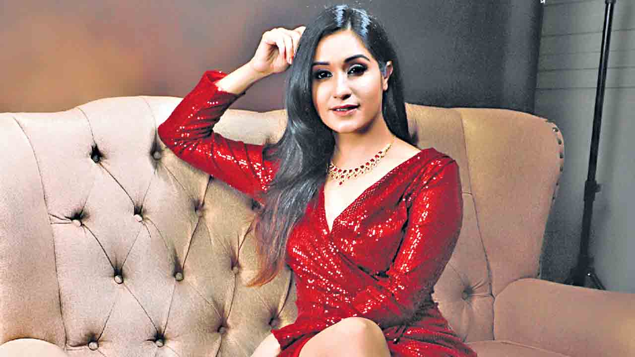 సేల్స్‌గాళ్‌ టు సూపర్‌ రిచ్‌!