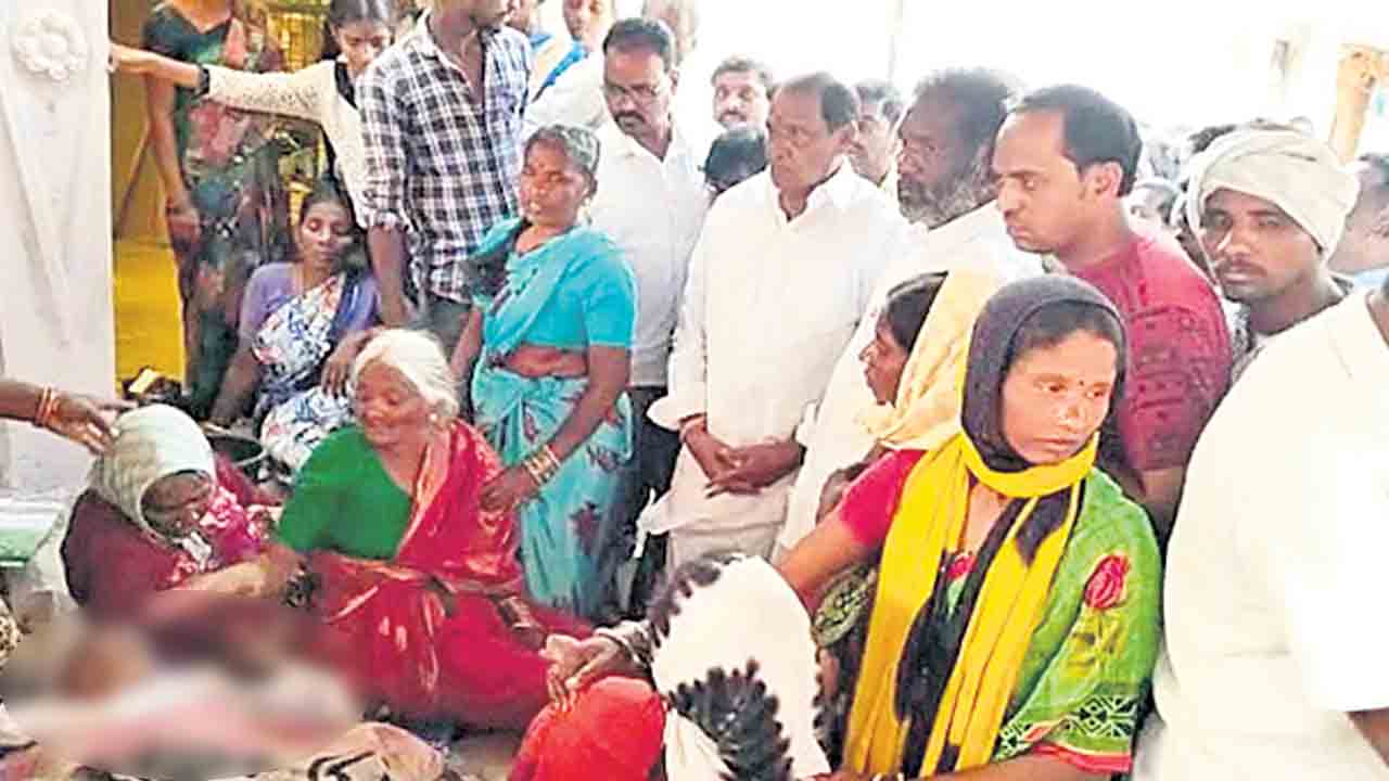 ఎల్లేరుగడ్డలు తిని తల్లీకొడుకు మృతి