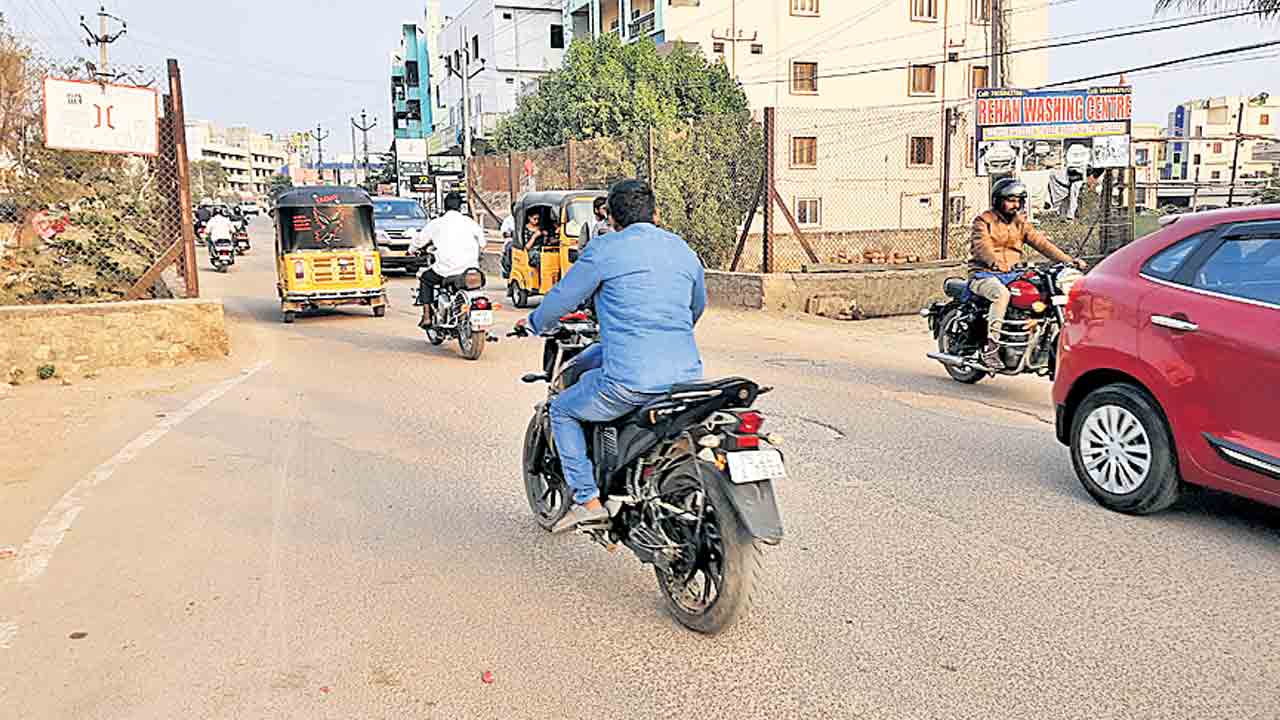 రోడ్డు విస్తరణకు మోక్షమెప్పుడో..?