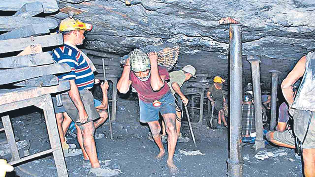 వేతన ఒప్పందాల్లో జాప్యమెందుకు?