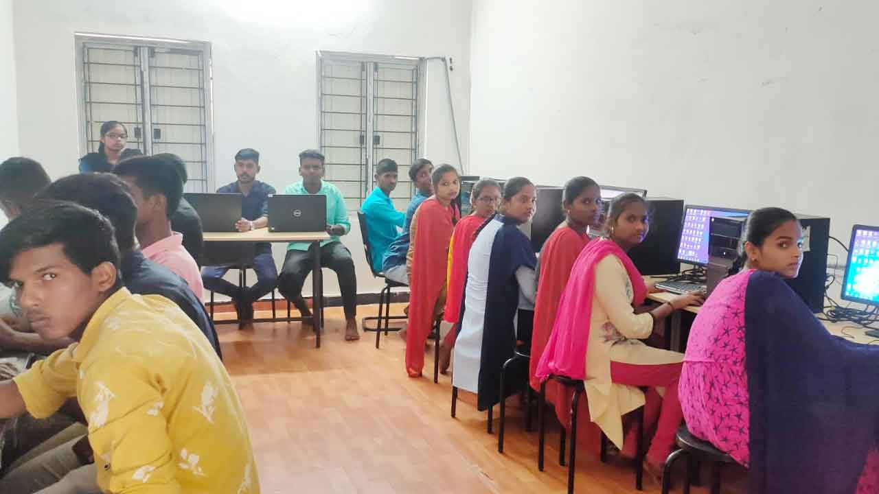 ‘ఆదర్శ’ పాఠశాల