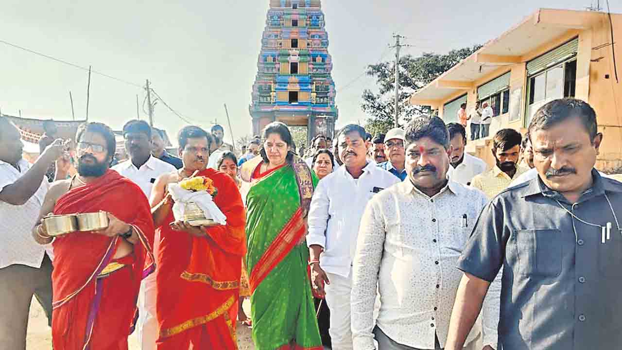 ఏడుపాయల్లో భక్తుల సందడి