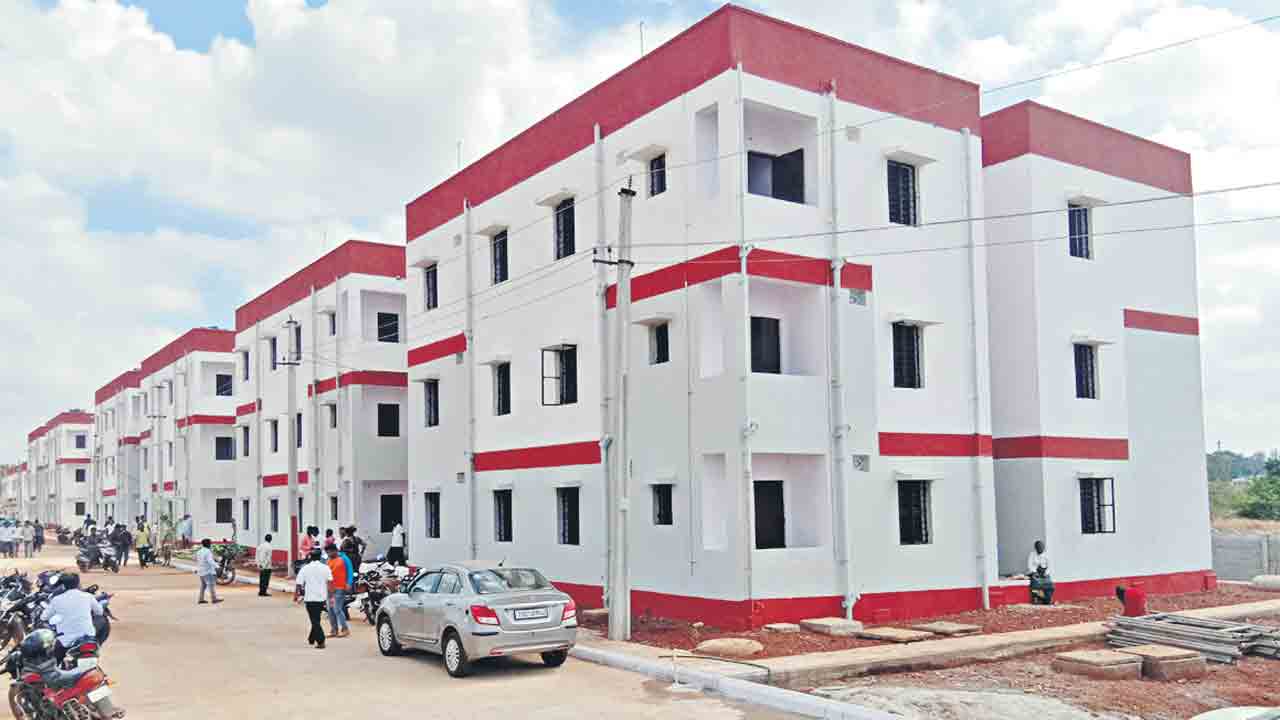 నెరవేరుతున్న పేదల సొంతింటి కల