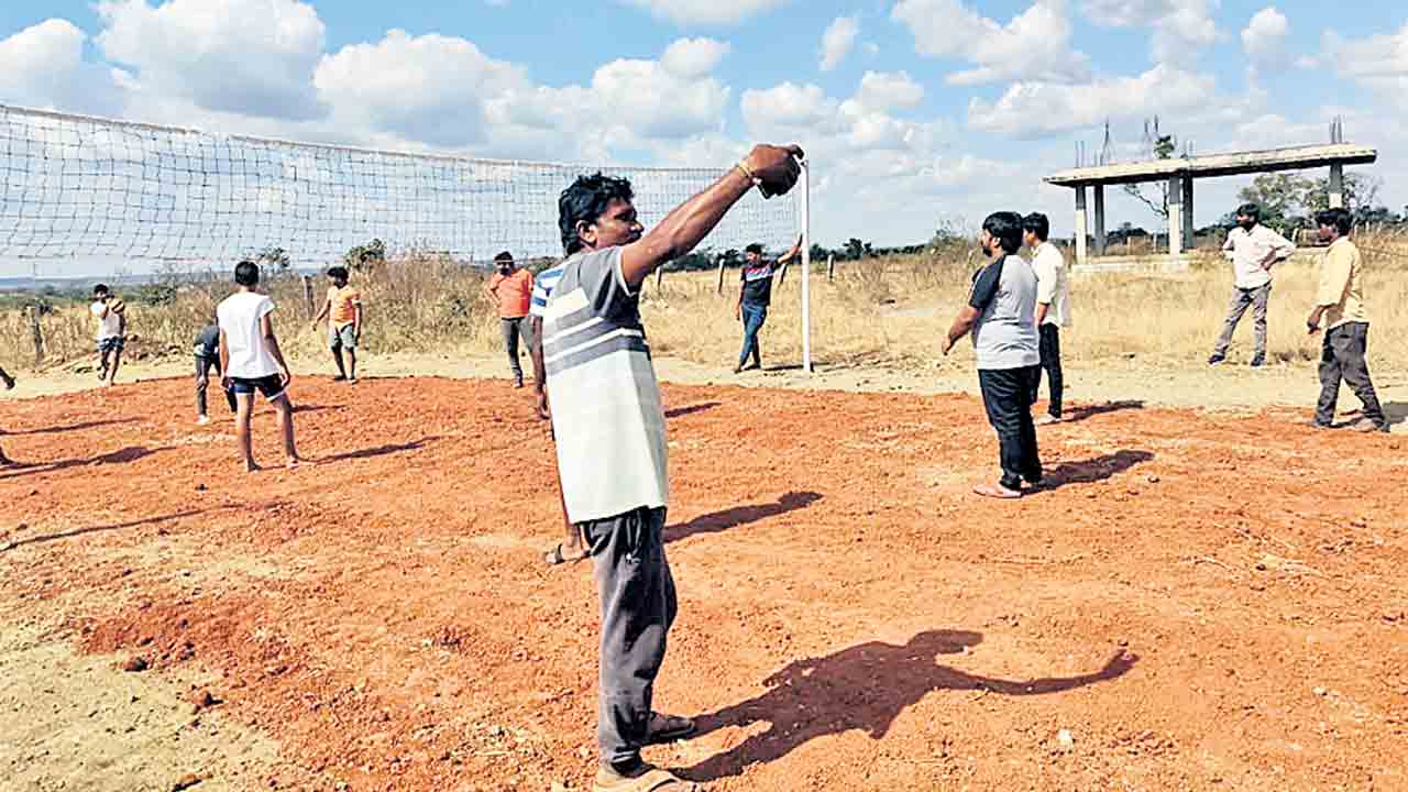 గ్రామీణ యువతకు వేదిక క్రీడా ప్రాంగణం