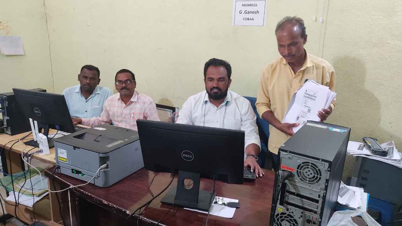 ఉపాధికి ‘ఆధార్‌’..నేడే గడువు ఆఖరు