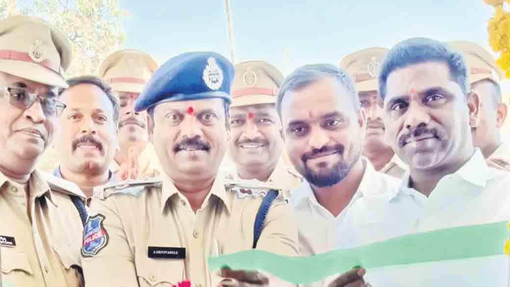 ప్రజలకు అందుబాటులో పోలీసులు