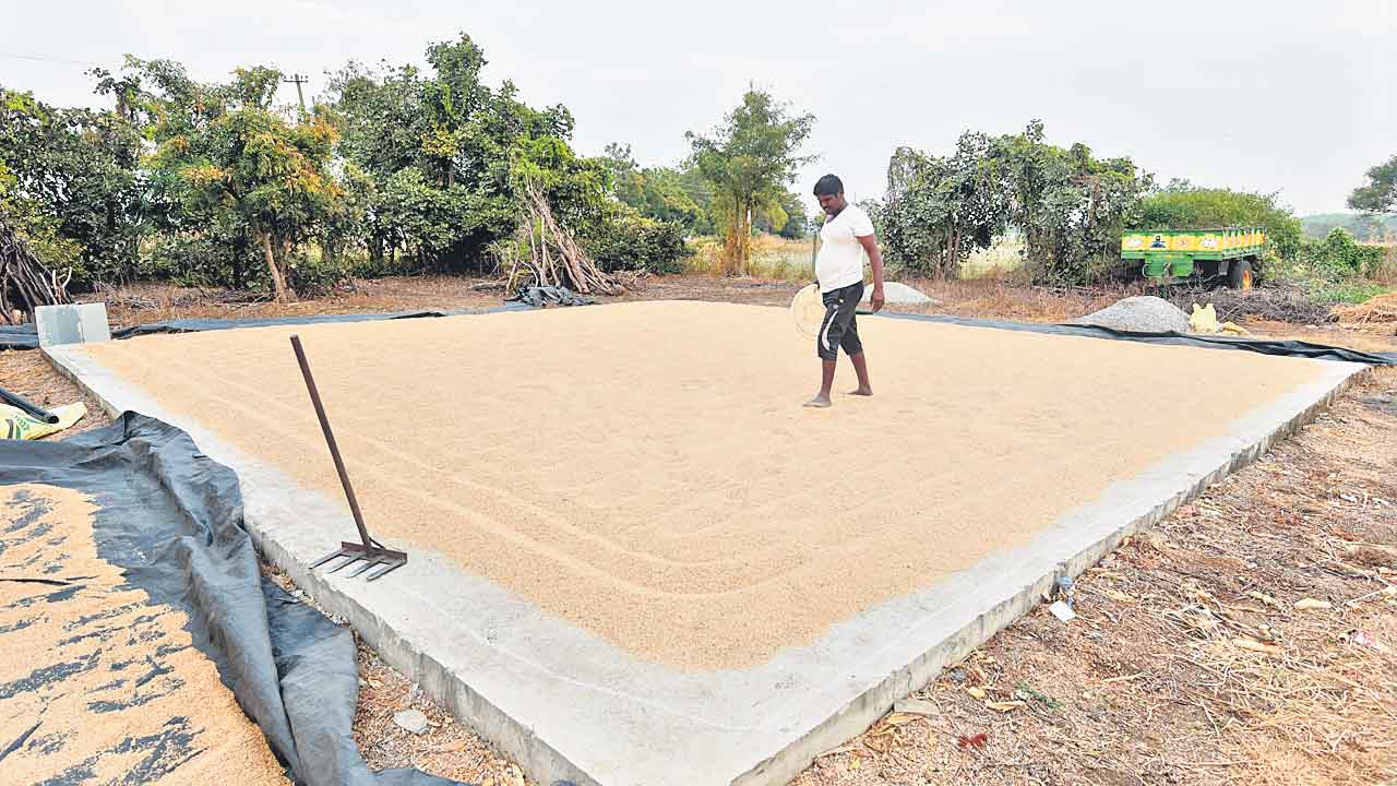 కల్లాలపైనా కేంద్రం కసి