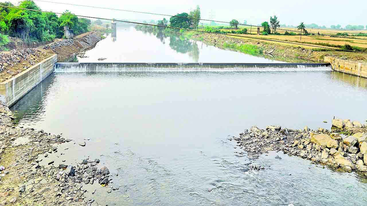 చెక్‌డ్యామ్‌లకు జలకళ