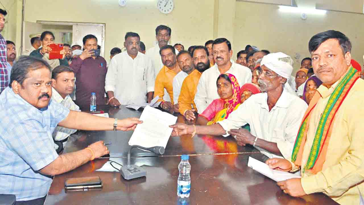 ప్రజావాణి ఫిర్యాదులను పరిష్కరించాలి