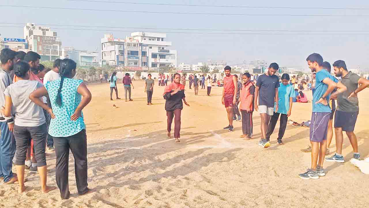 పోలీస్‌ కొలువు.. పోరాడి గెలువు