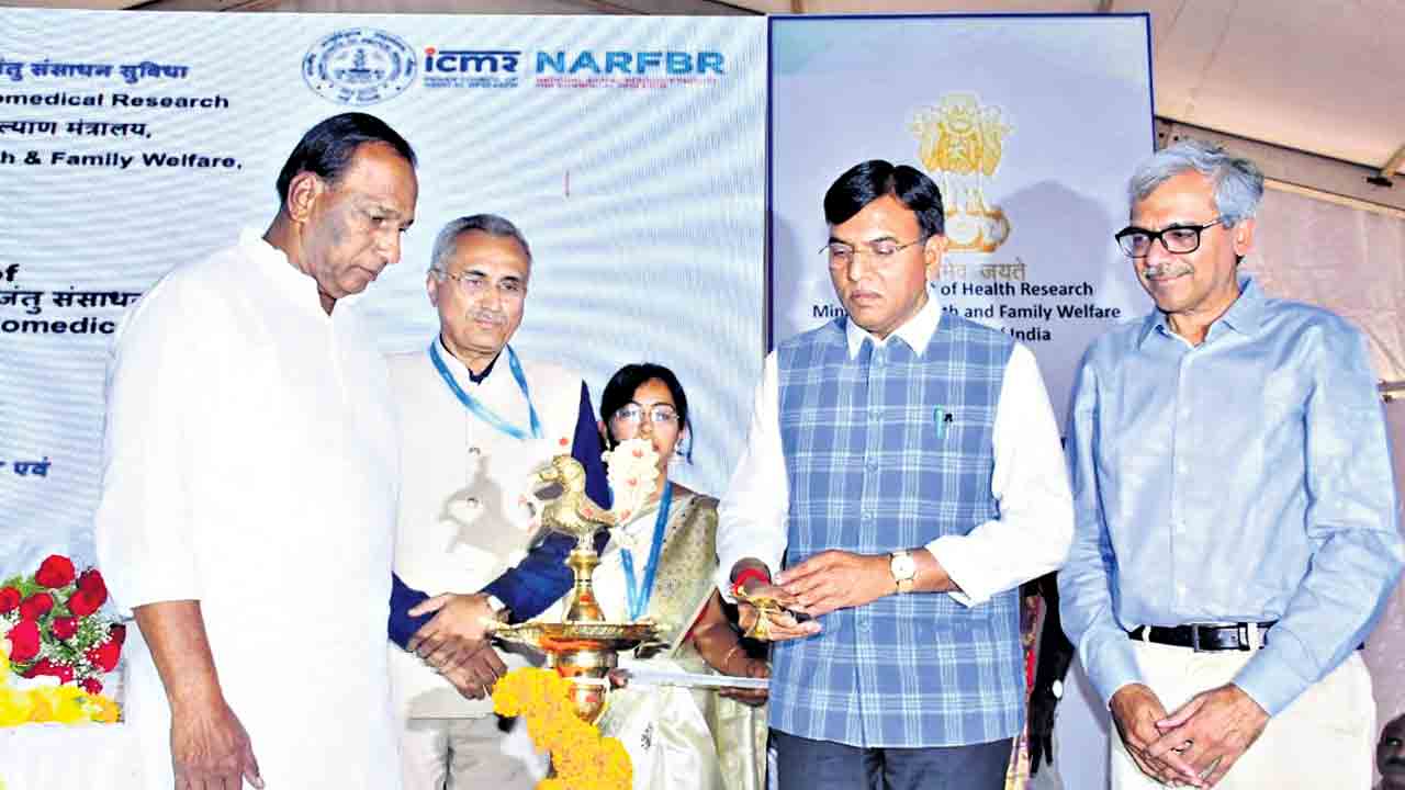 జీనోమ్‌ వ్యాలీలో బయోమెడికల్‌ కేంద్రం