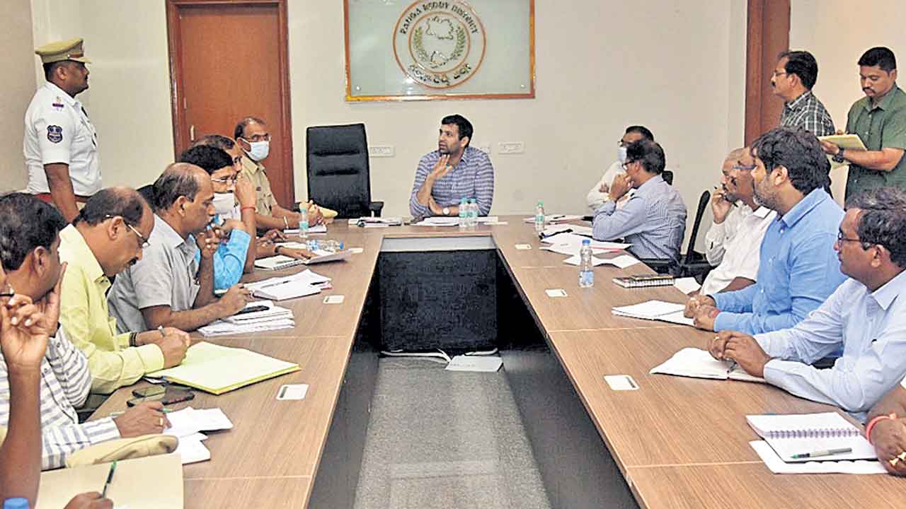 రోడ్డు ప్రమాదాలను అరికట్టాలి