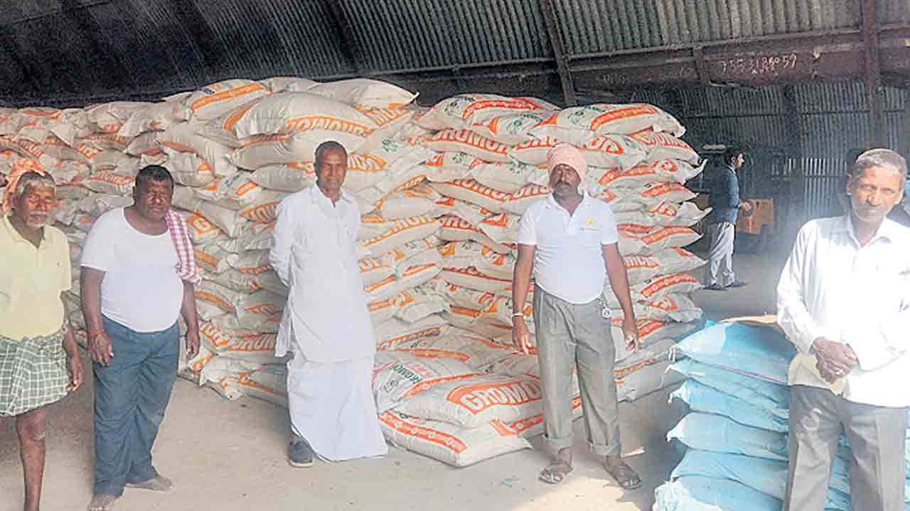 విత్తనాలు, ఎరువులు సిద్ధం