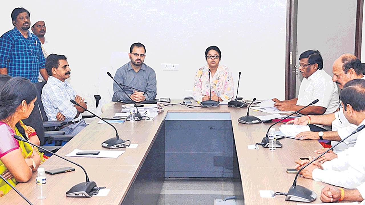 ‘పోడు భూముల అర్హుల వివరాలను అందజేయండి’