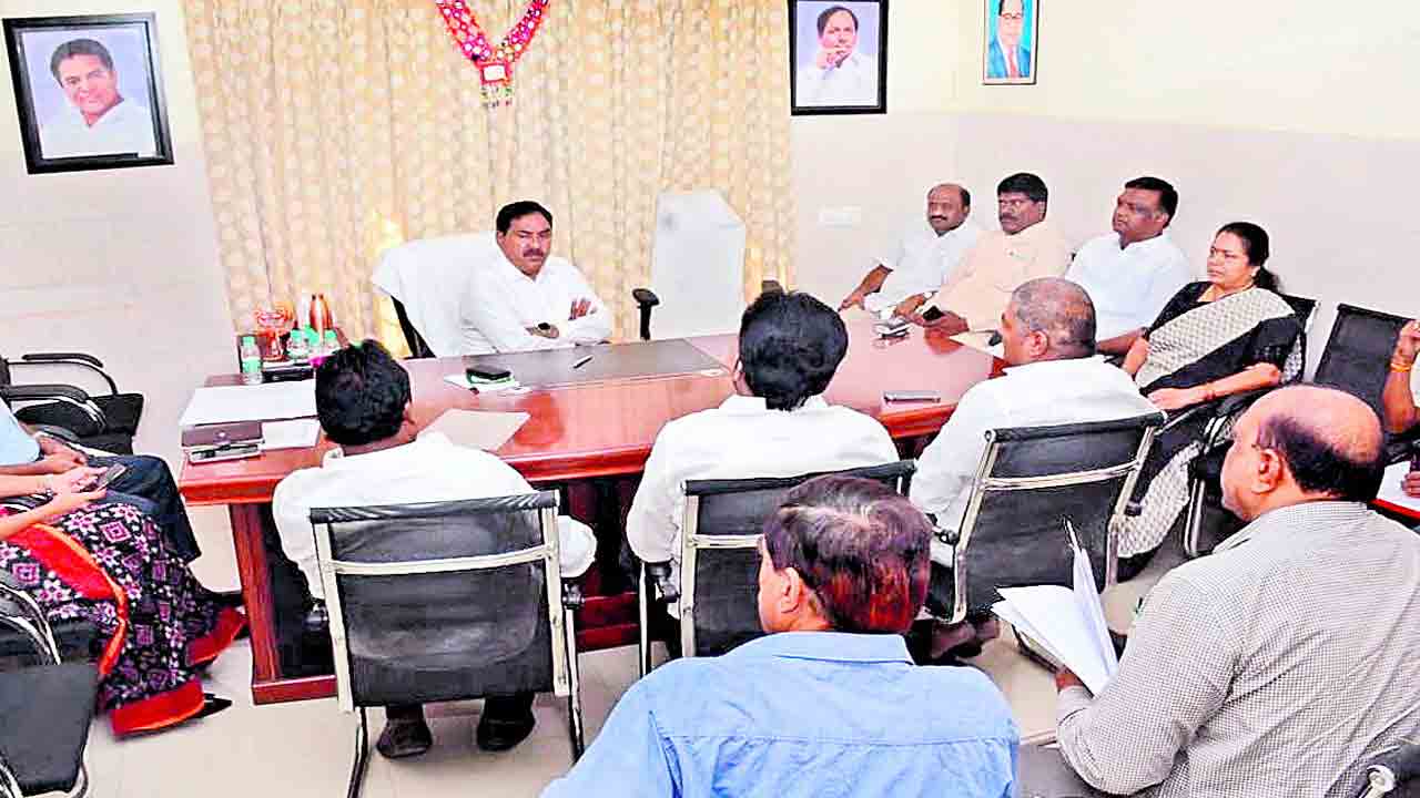 కలెక్టరేట్‌ను వేగంగా పూర్తి చేయాలి