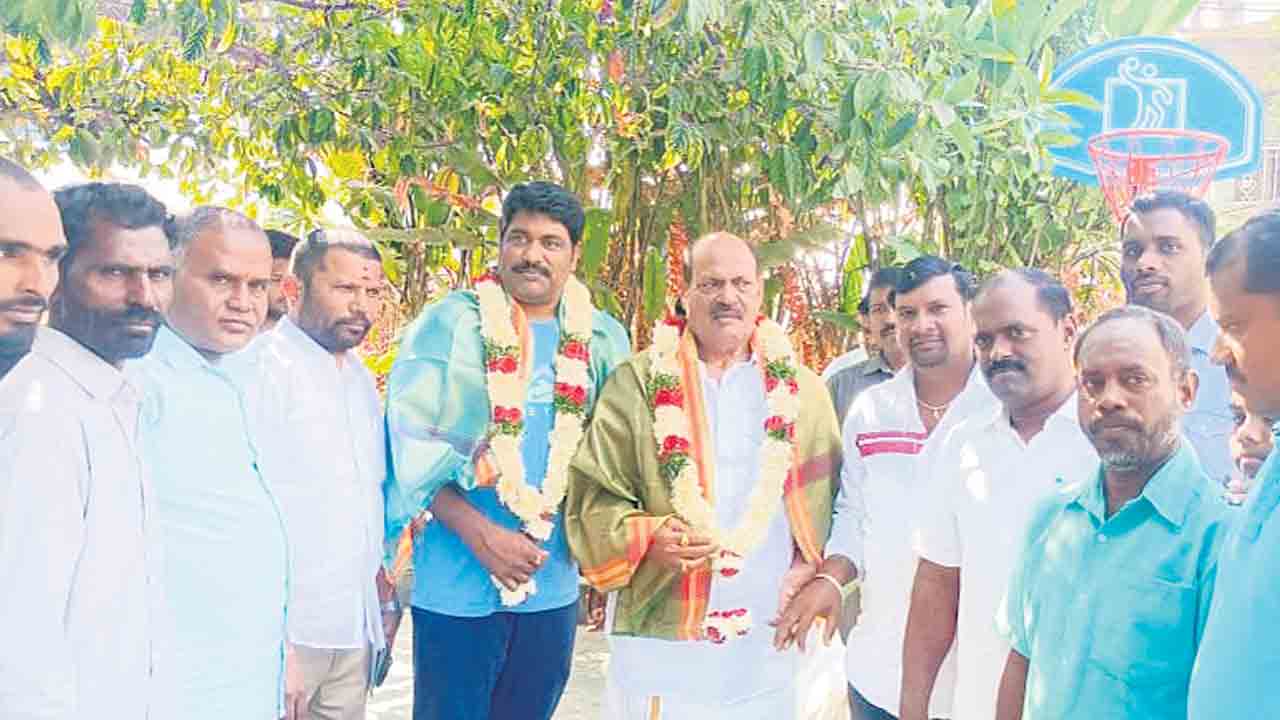 సర్కారు బడికి రెండెకరాల స్థలం అందజేత