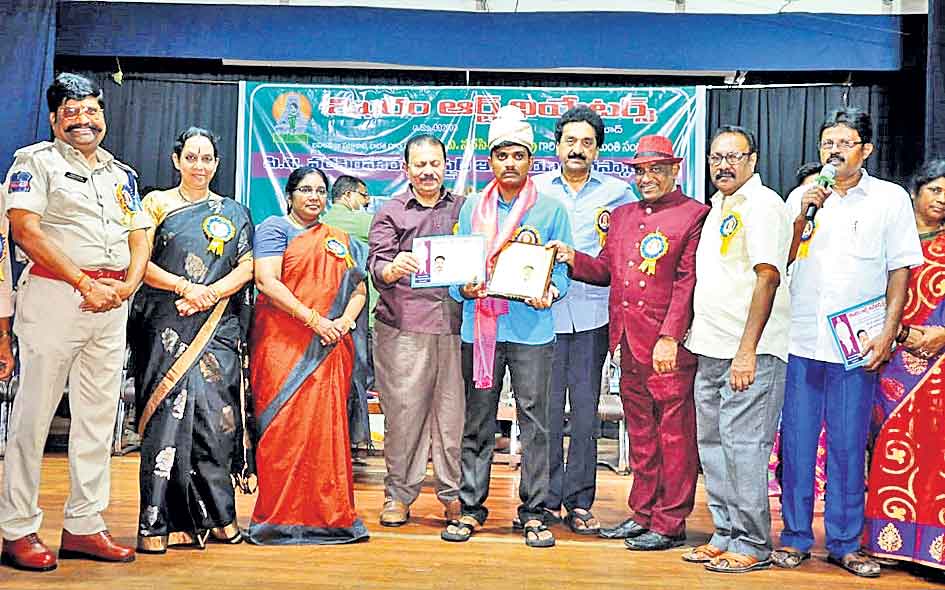 సుద్ద ముక్క చింతగింజ కాదేది తళకు అనర్వం