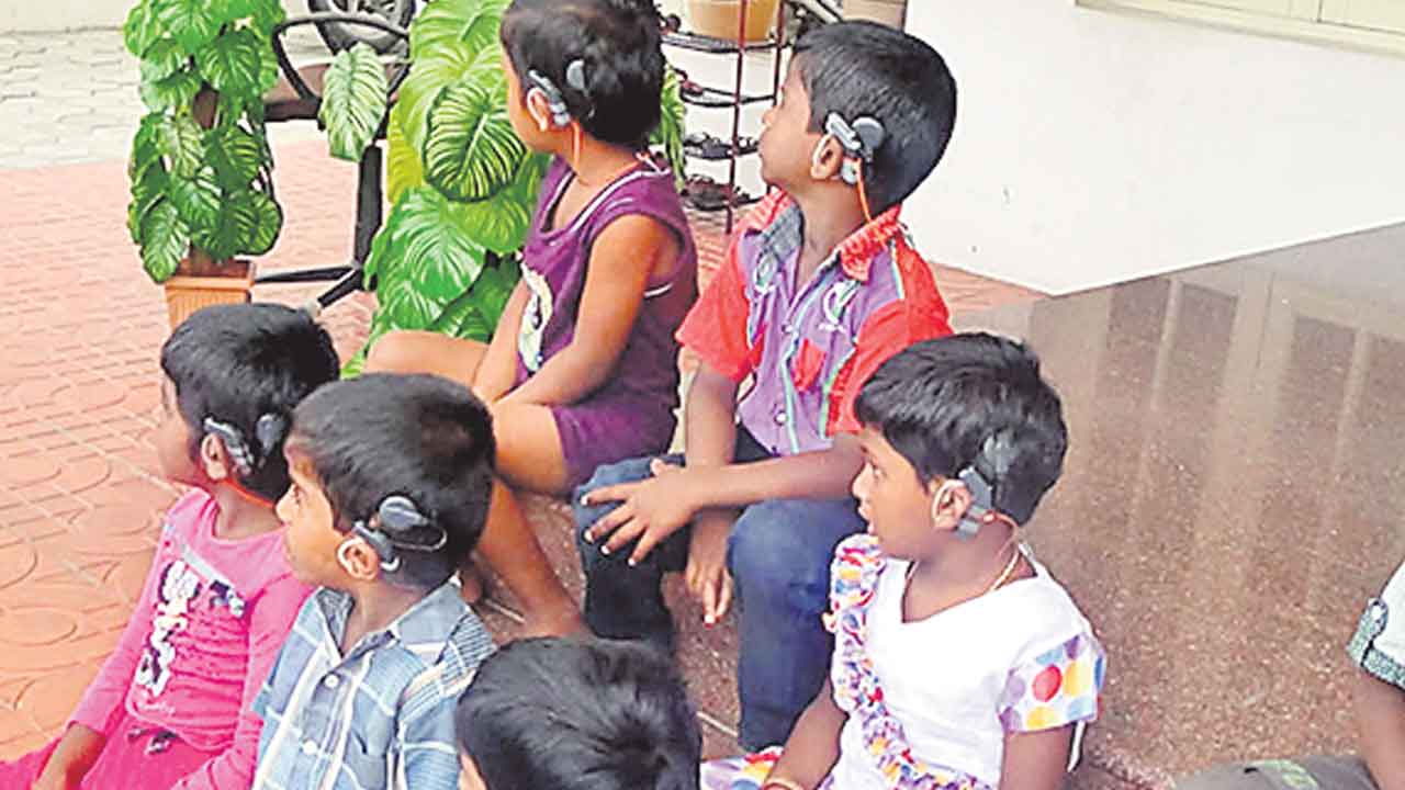 బధిరులకు సర్కారు అభయం
