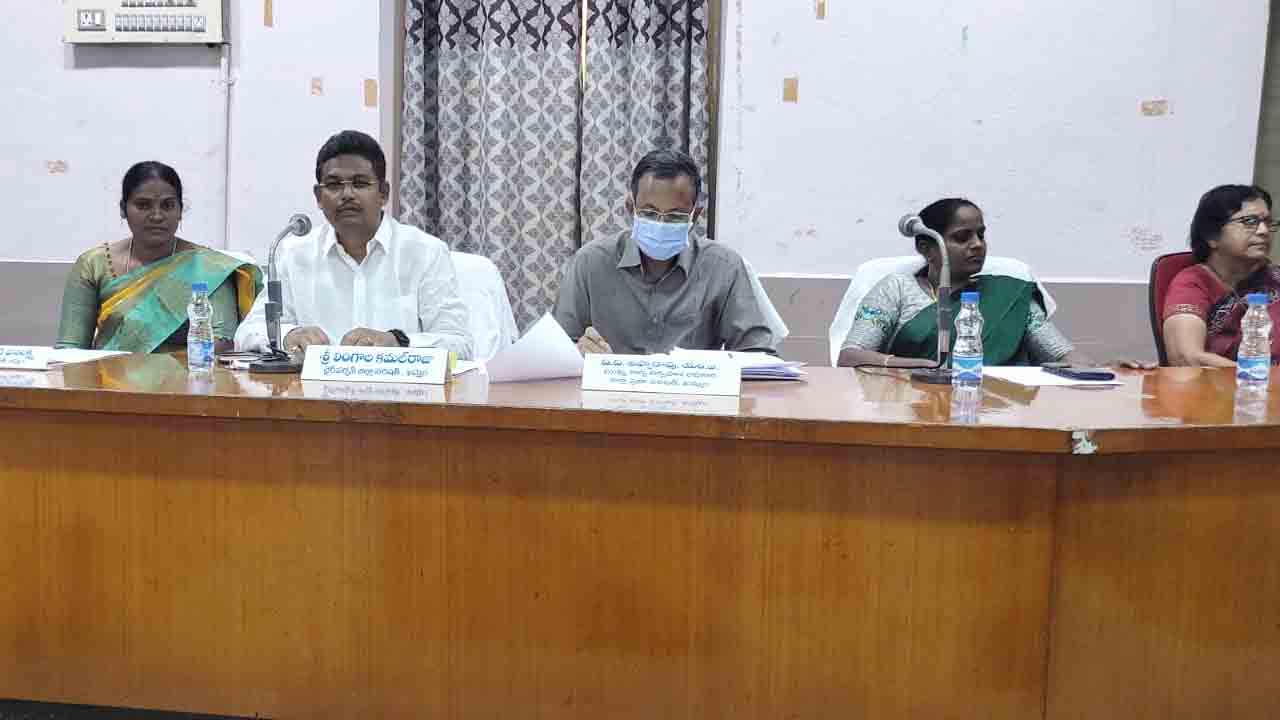 ప్రభుత్వ కార్యక్రమాల్లో ప్రజాప్రతినిధులను.. సమన్వయం చేసుకోవాలి