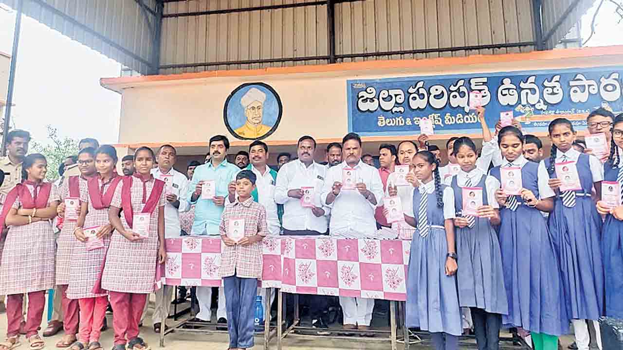 మన ఊరు మన బడితో పాఠశాలలు బలోపేతం