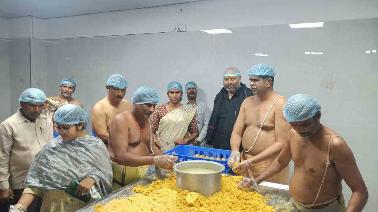 యాదాద్రిలో ప్రసాదాల తయారీ పరిశీలన