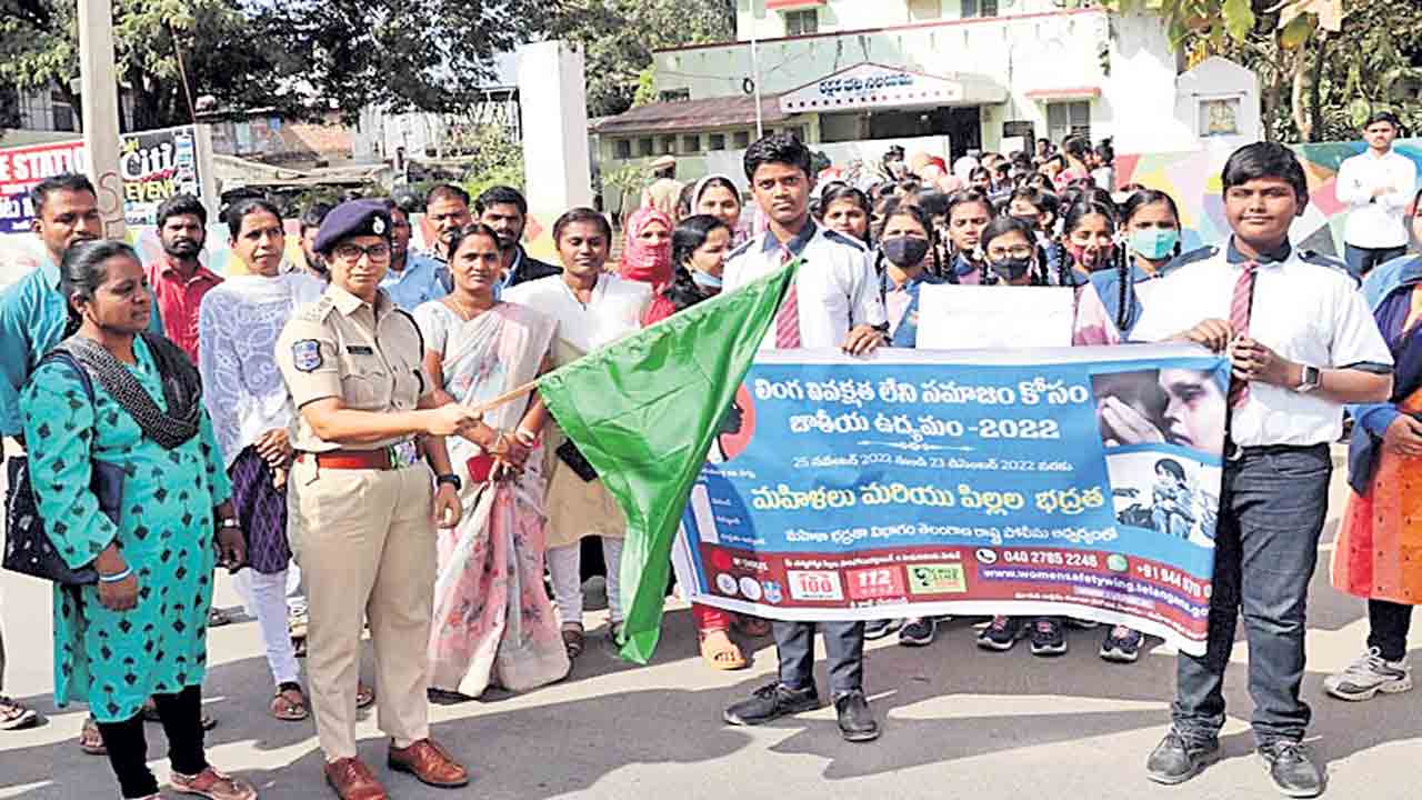 ఆడపిల్లలపై చిన్నచూపొద్దు