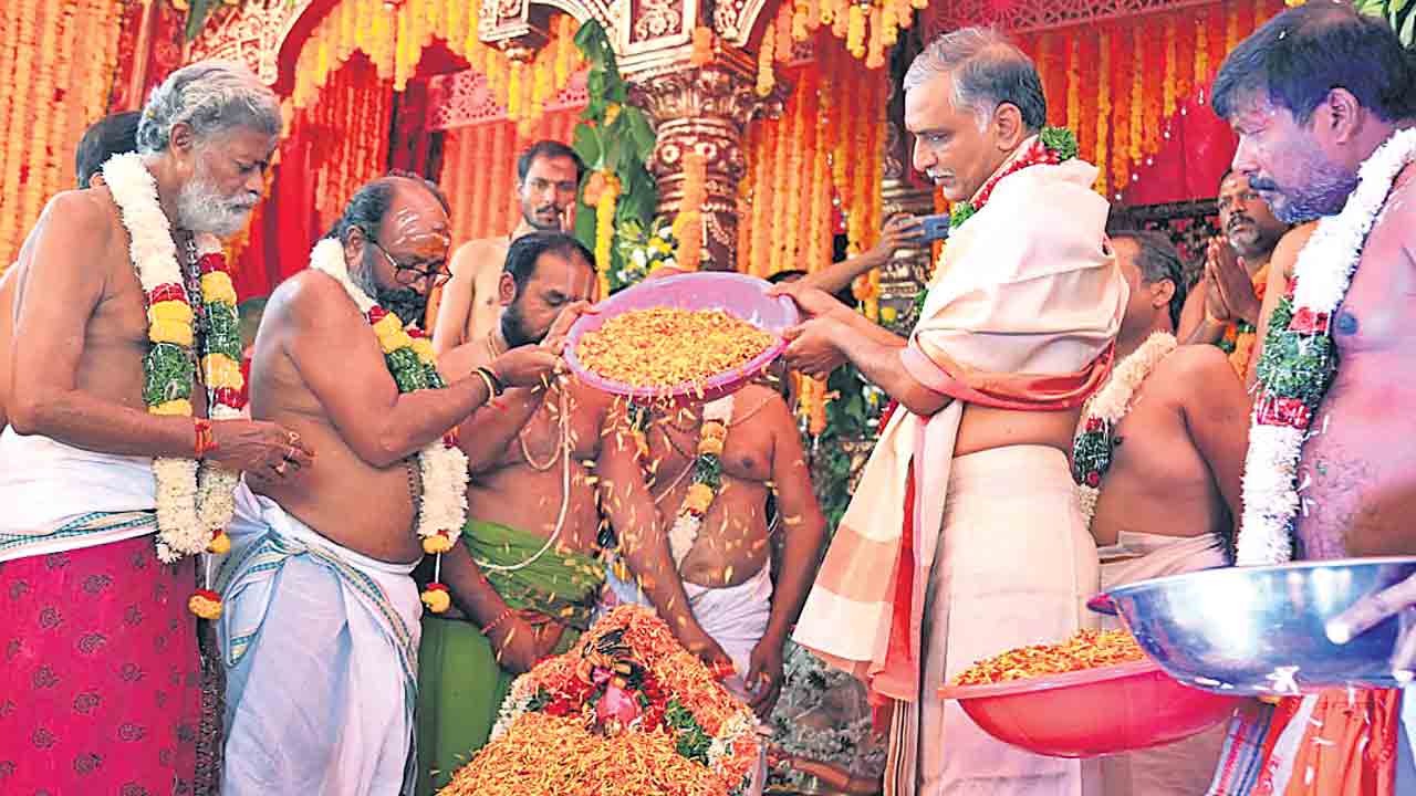 ఆలయాల అభివృద్ధికి పెద్దపీట