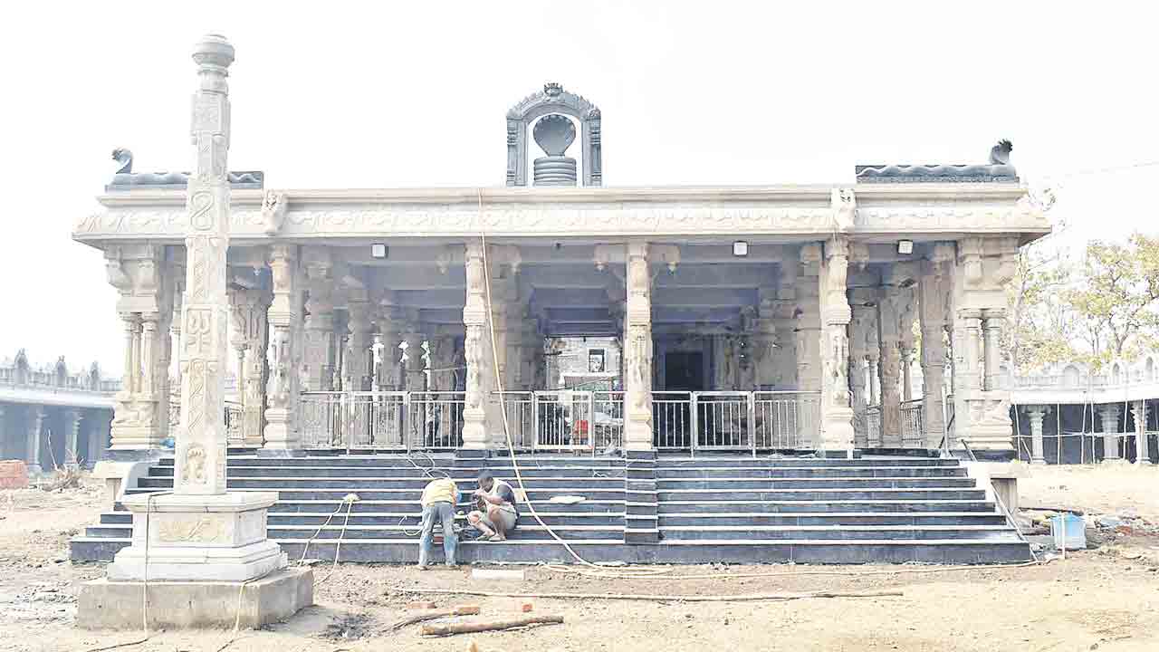 నాలుగున్నర కోట్లతోనాగోబా ఆలయం