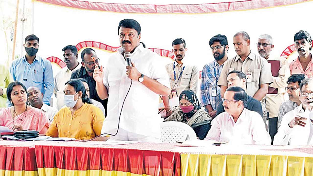 అర్హులందరికీ డబుల్‌ బెడ్రూం ఇండ్లు కేటాయిస్తాం